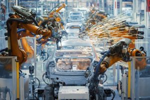 Roboter schweißen Karosserien in Produktionsstraße zusammen