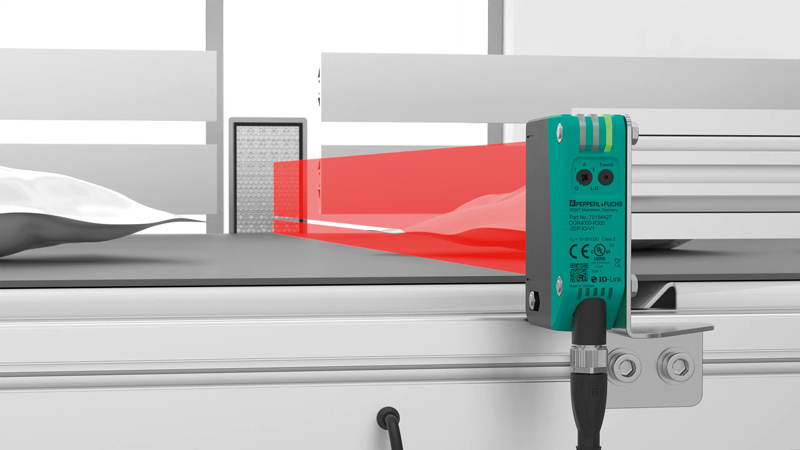 R305 retroreflective area sensor reliably detects polybags due to its wide light band.