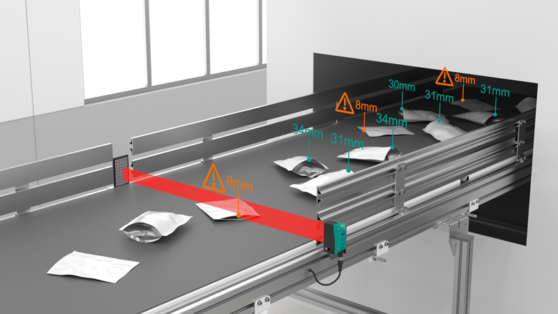 R305 retroreflective area sensor detecting polybags of different heights and contours on a conveyor belt