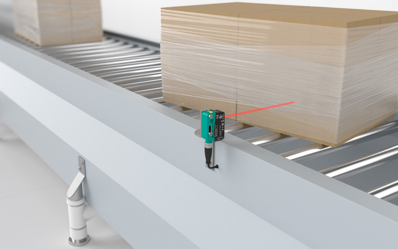 R202 photoelectric sensor reliably detects a shrink-wrapped packaging