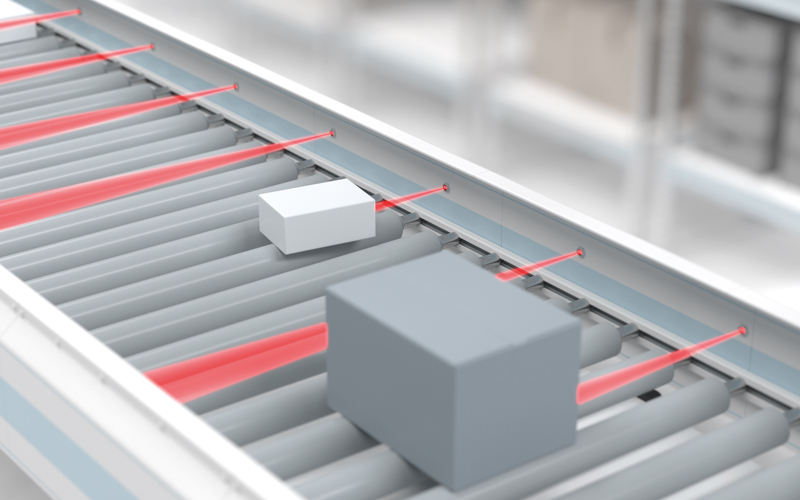 cylindrical photoelectric sensors of the M18 series mounted on conveyor systems for presence and object detection